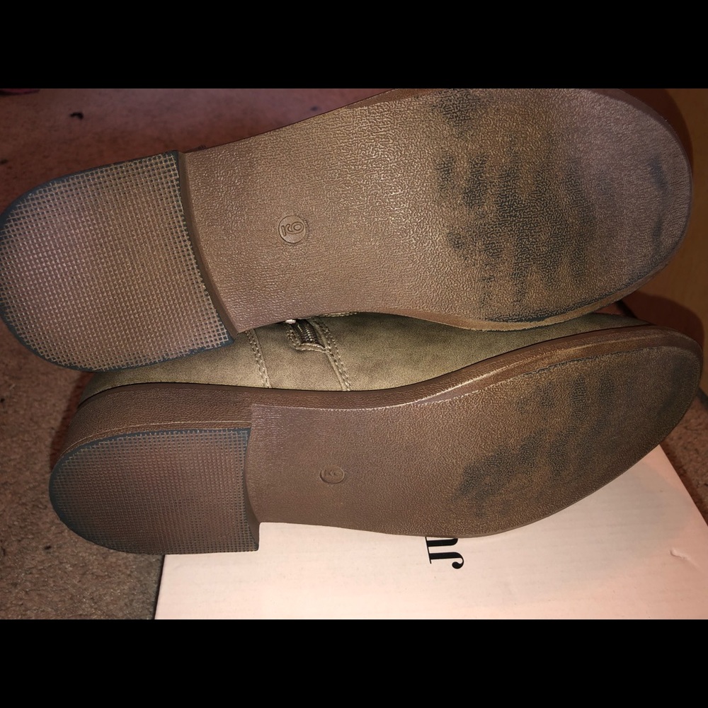 Boots size 9